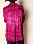 Camicia in raso jacquard a fantasia geometrica color amarena