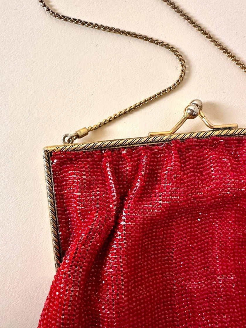 Borsetta vintage di perline rosse con frangia sul fondo