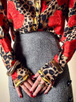 Camicia in seta leopardata con rose rosse e dettagli barocchi “Laurèl”