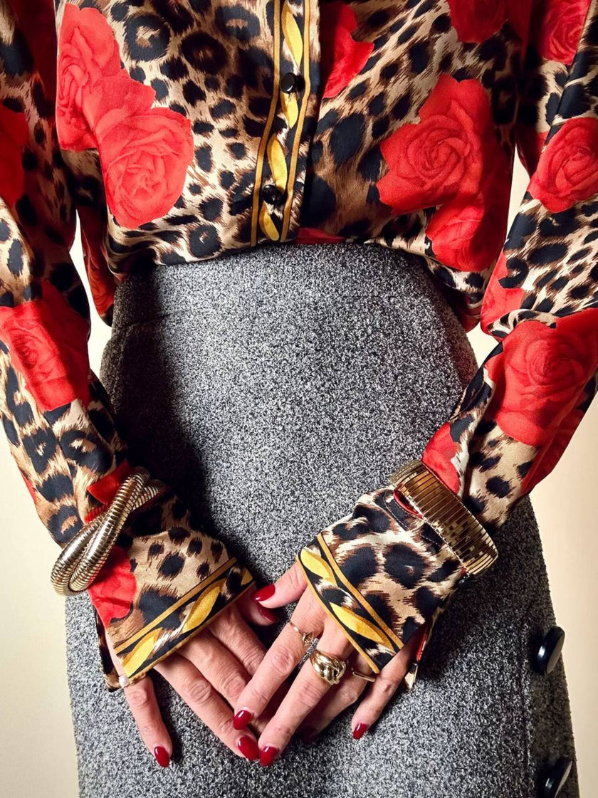 Camicia in seta leopardata con rose rosse e dettagli barocchi “Laurèl”