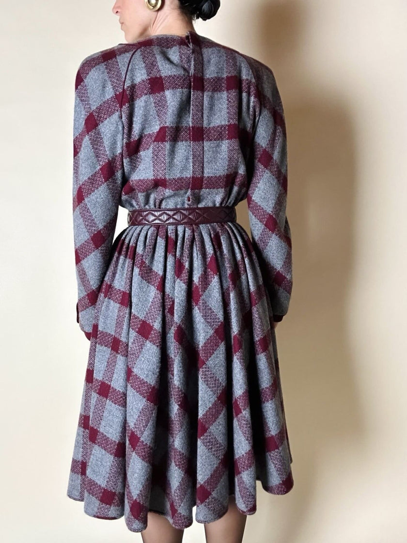 Cintura in pelle bordeaux trapuntata con fibbia dorata effetto filigrana