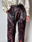 Pantalone vintage a vita alta in raso jacquard nero e rosso fantasia bambù e fiori di prugno