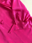 Camicia in taffetà fucsia con chiusura asimmetrica e rosa nel colletto “La Troupe”
