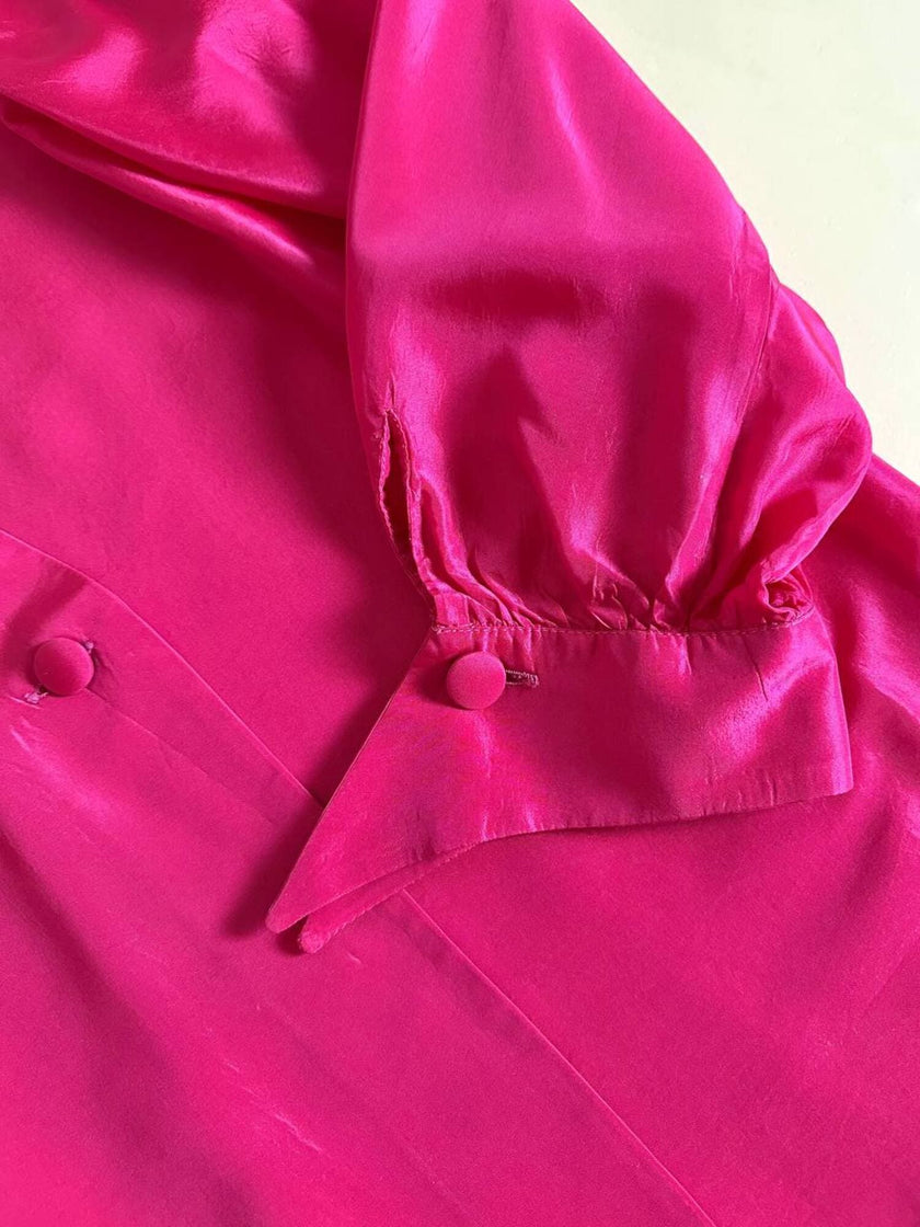 Camicia in taffetà fucsia con chiusura asimmetrica e rosa nel colletto “La Troupe”