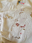 Chemise en soie ivoire brodée à la main avec de précieux brandebourgs