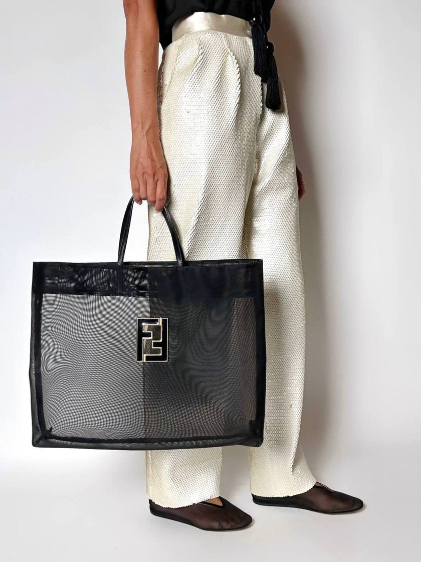 Borsa vintage Fendi in rete mesh nera con maxi logo FF