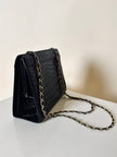 Borsa vintage in pelle nera lucida stampa coccodrillo con manici in catena oro