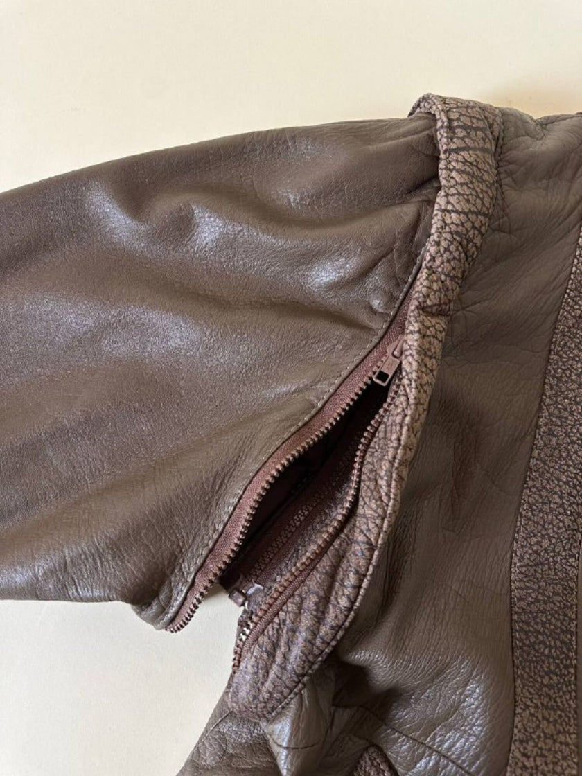 Bomber con maniche rimovibili in pelle color fango “Arpell”