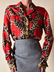 Camicia in seta leopardata con rose rosse e dettagli barocchi “Laurèl”