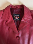 Giacca Atlas in pelle rosso carminio con bottoni ricoperti in pelle