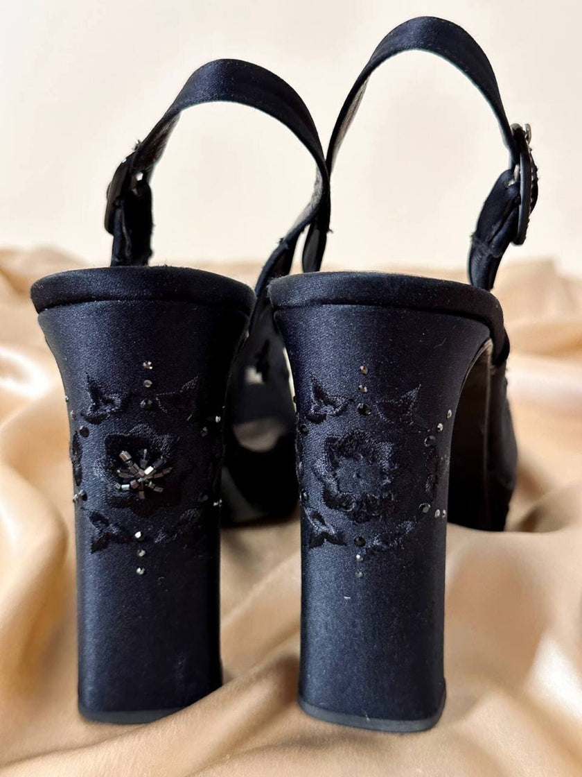 Slingback con plateau in raso di seta e rete ricamata “Gianni Versace”