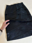 Gonna vintage in pelle nera con pannelli a petalo sovrapposti