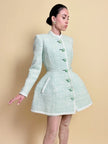 Tailleur sartoriale haute couture in tweed verde acqua marina con maxi bottoni gioiello