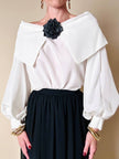 Blusa vintage Yves Saint Laurent bianca con grande balza e rosa nera