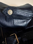 Giacca biker vintage in pelle nera con borchie dorate testa di medusa