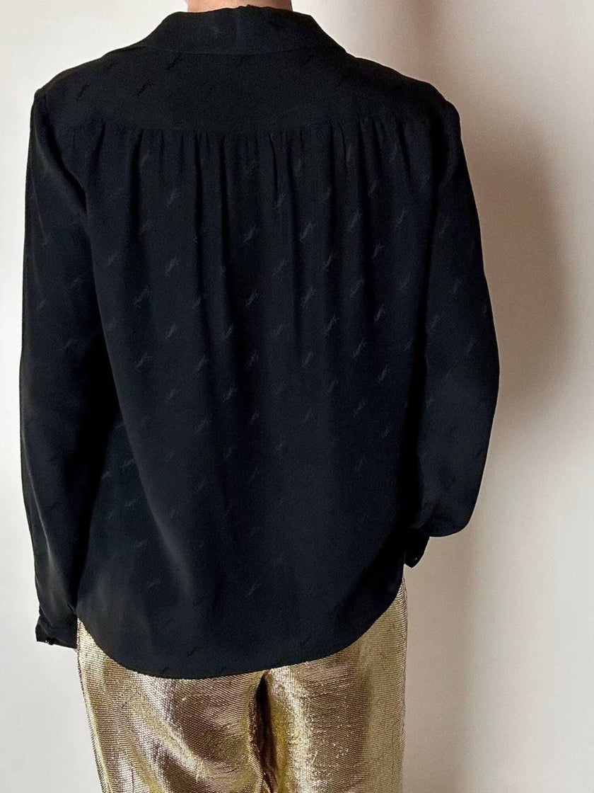 Camicia vintage in seta nera Yves Saint Laurent con logo YSL allover e bottoni in Jet