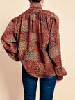 Camicia in pura seta con fiocco al collo e pattern micro rondini 