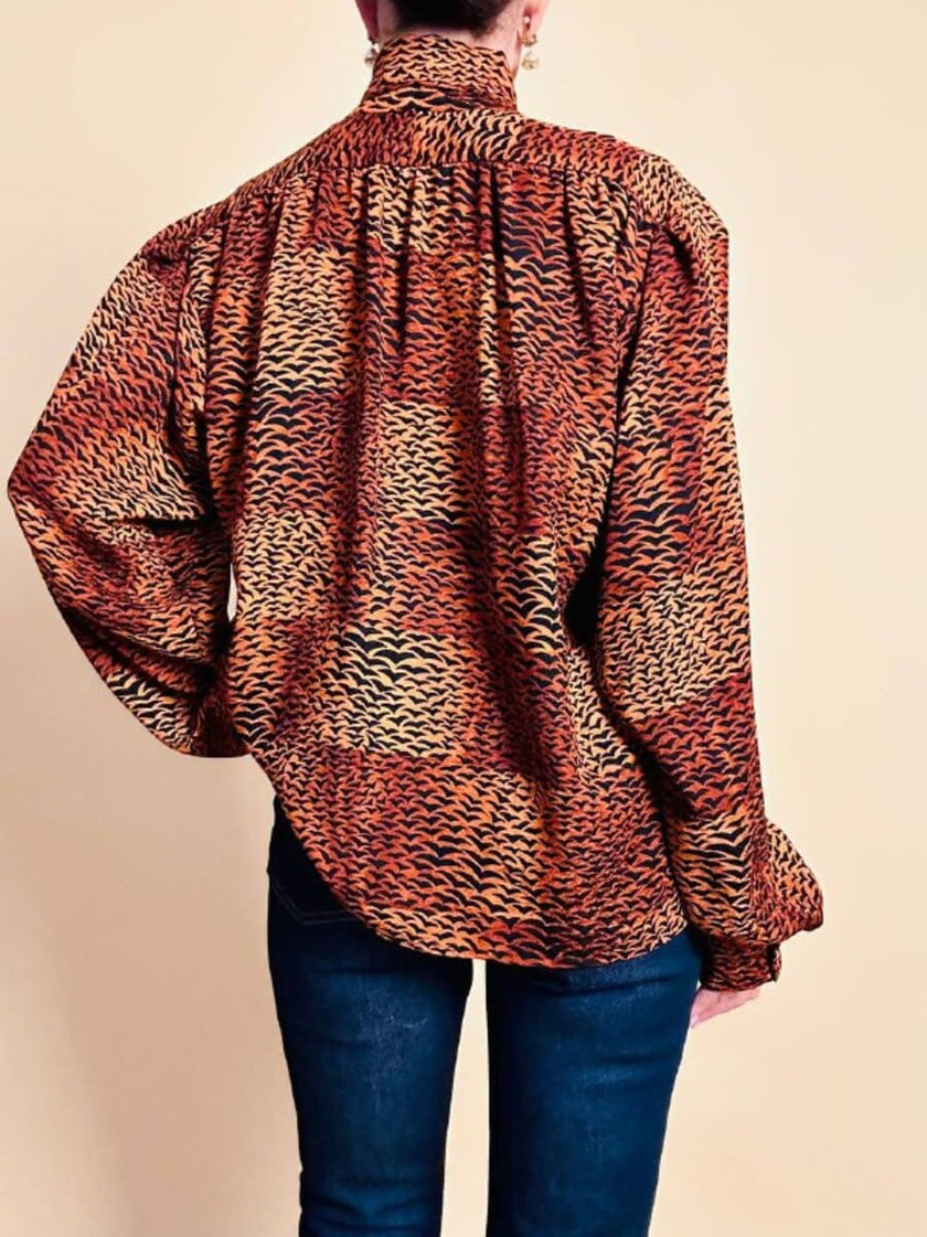 Camicia in pura seta con fiocco al collo e pattern micro rondini 