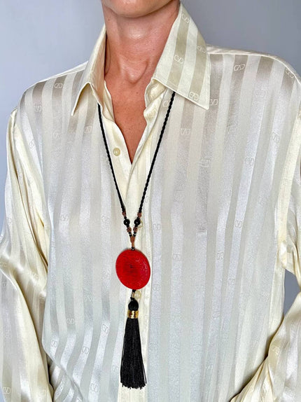 Collana vintage in stile orientale con ciondolo rotondo in cinabro rosso e nappa couture