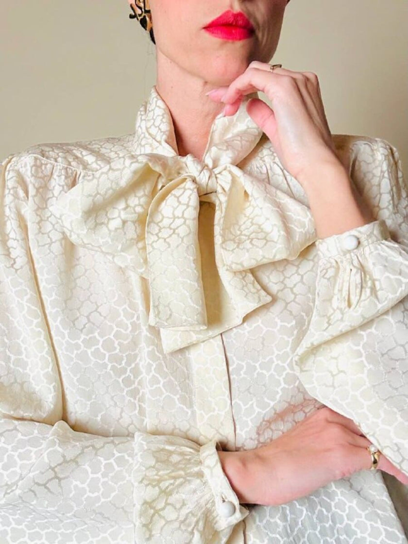 Camicia in seta Jaquard avorio con grande fiocco al collo