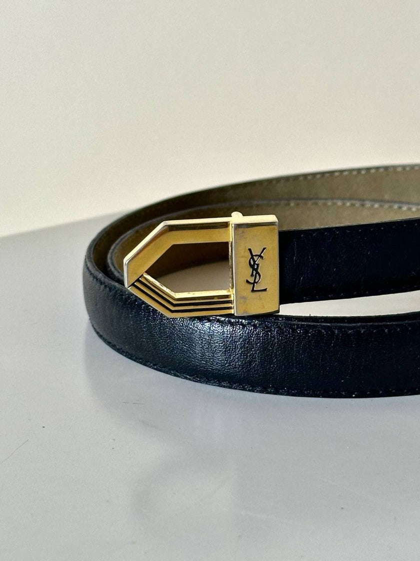 Cintura vintage Yves Saint Laurent in pelle nera con fibbia geometrica oro con logo YSL