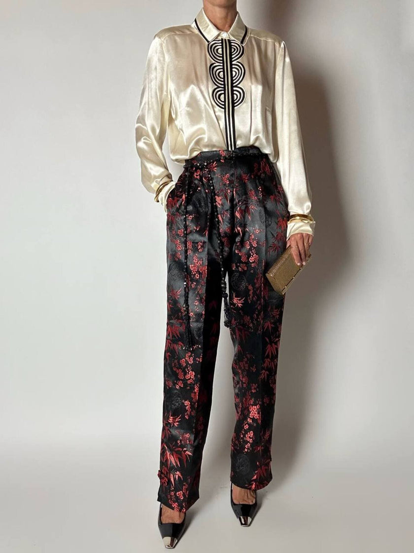 Pantalone vintage a vita alta in raso jacquard nero e rosso fantasia bambù e fiori di prugno