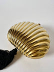 Clutch vintage Scheilan realizzata in metallo oro a forma di conchiglia con maxi nappa couture