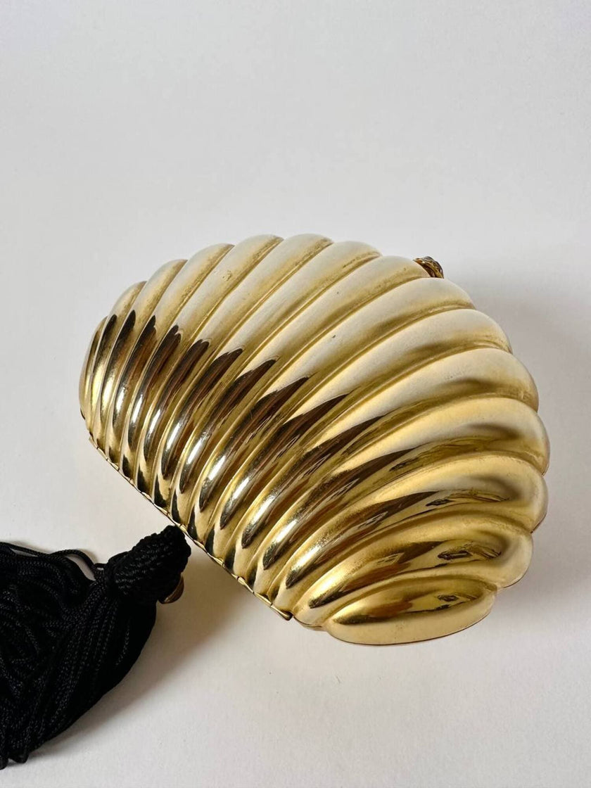 Clutch vintage Scheilan realizzata in metallo oro a forma di conchiglia con maxi nappa couture