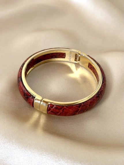 Bracciale vintage rigido in metallo dorato e pelle di serpente rossa