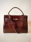 Borsa a trapezio in pelle di coccodrillo color cognac con tracolla e hardware oro Idra