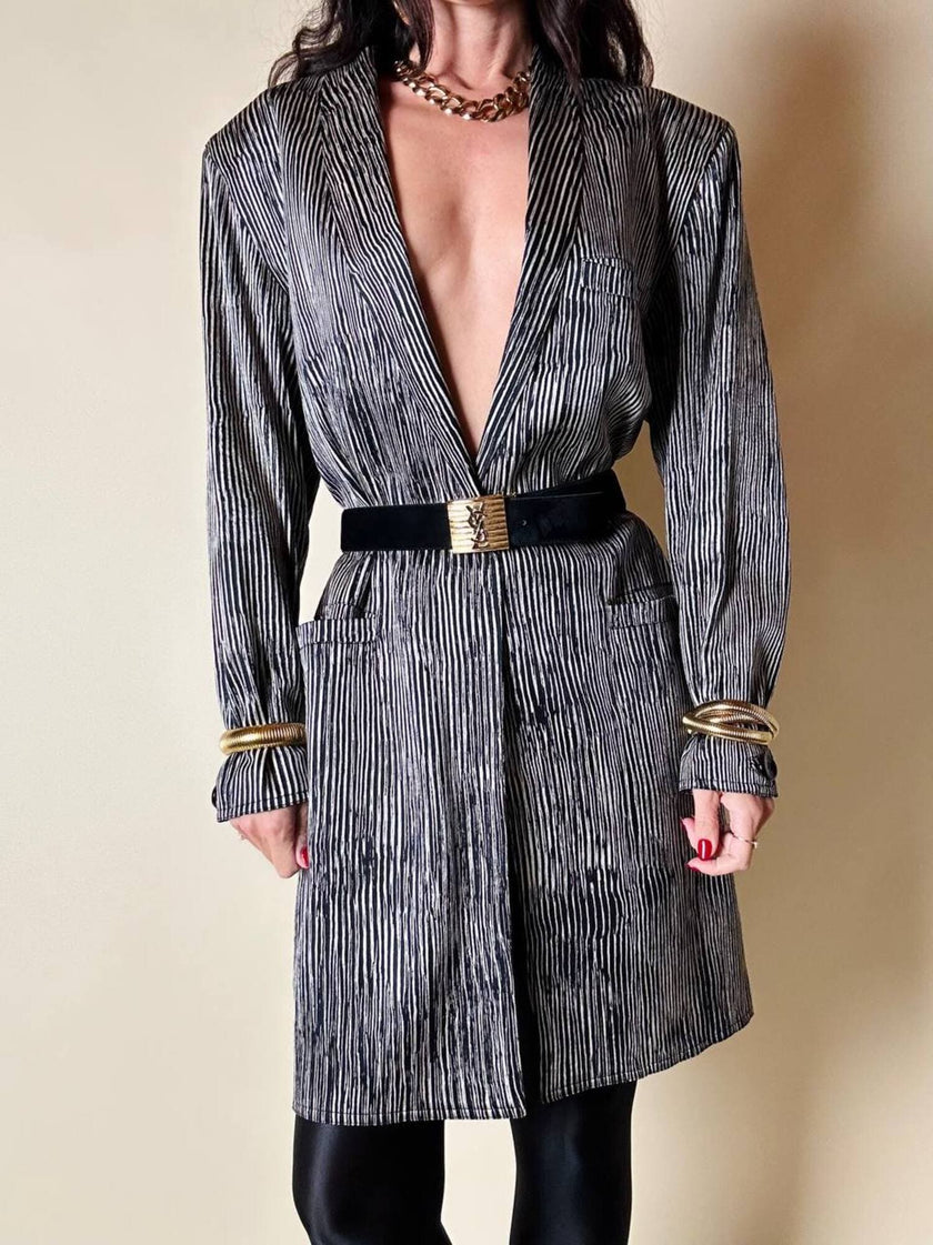 Cintura in camoscio nero con placca logata in metallo oro “Yves Saint Laurent”