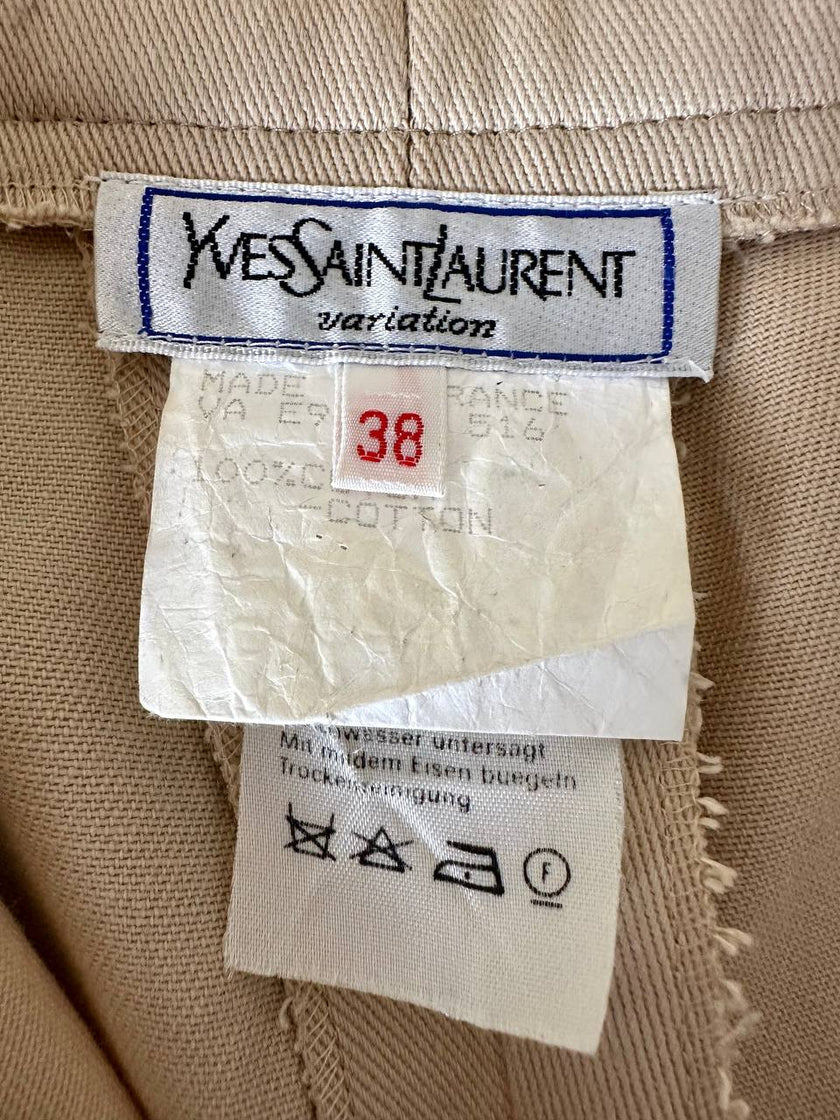 Bermuda Yves Saint Laurent in cotone color sabbia con bottoni dorati con logo YSL