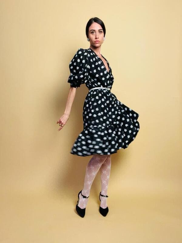 Puffy dress nero con rose bianche