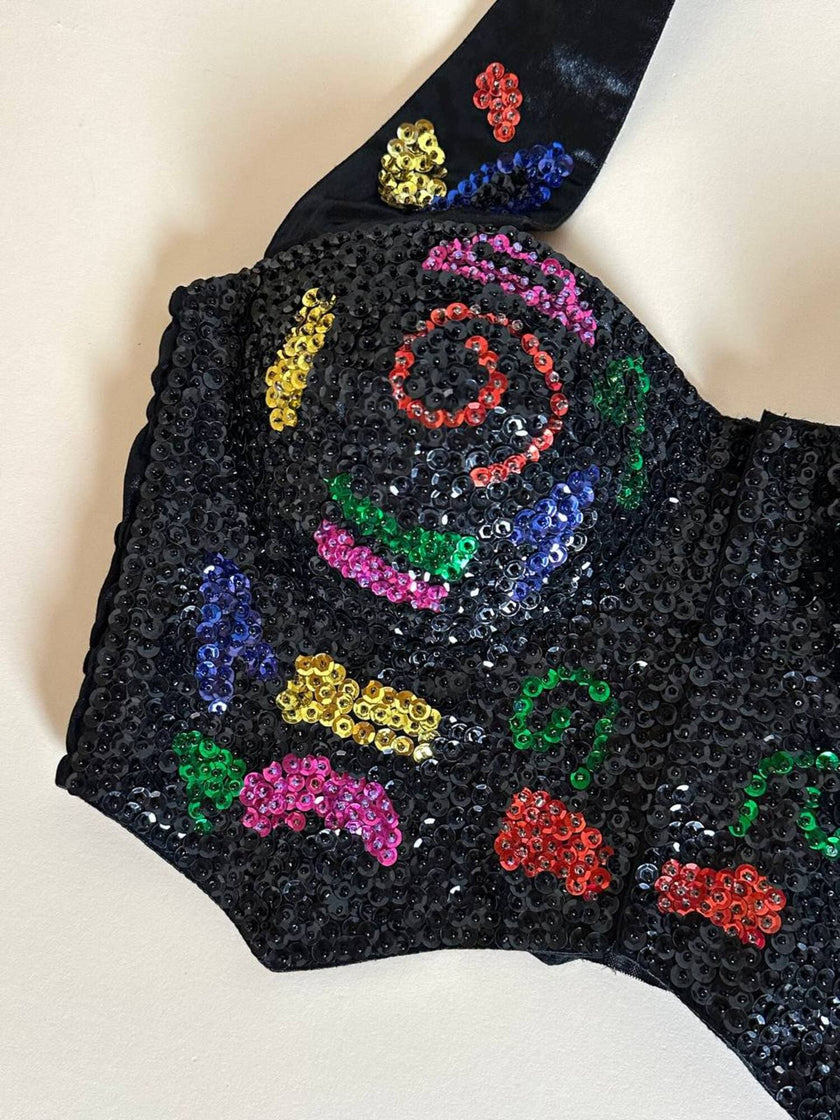 Schwarzes Satin-Bustier, bestickt mit schwarzen Pailletten mit mehrfarbigen Details
