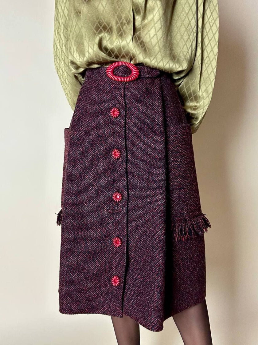 Gonna sartoriale A-Line in lana bouclé grigio antracite e rosso con bottoni in pelle