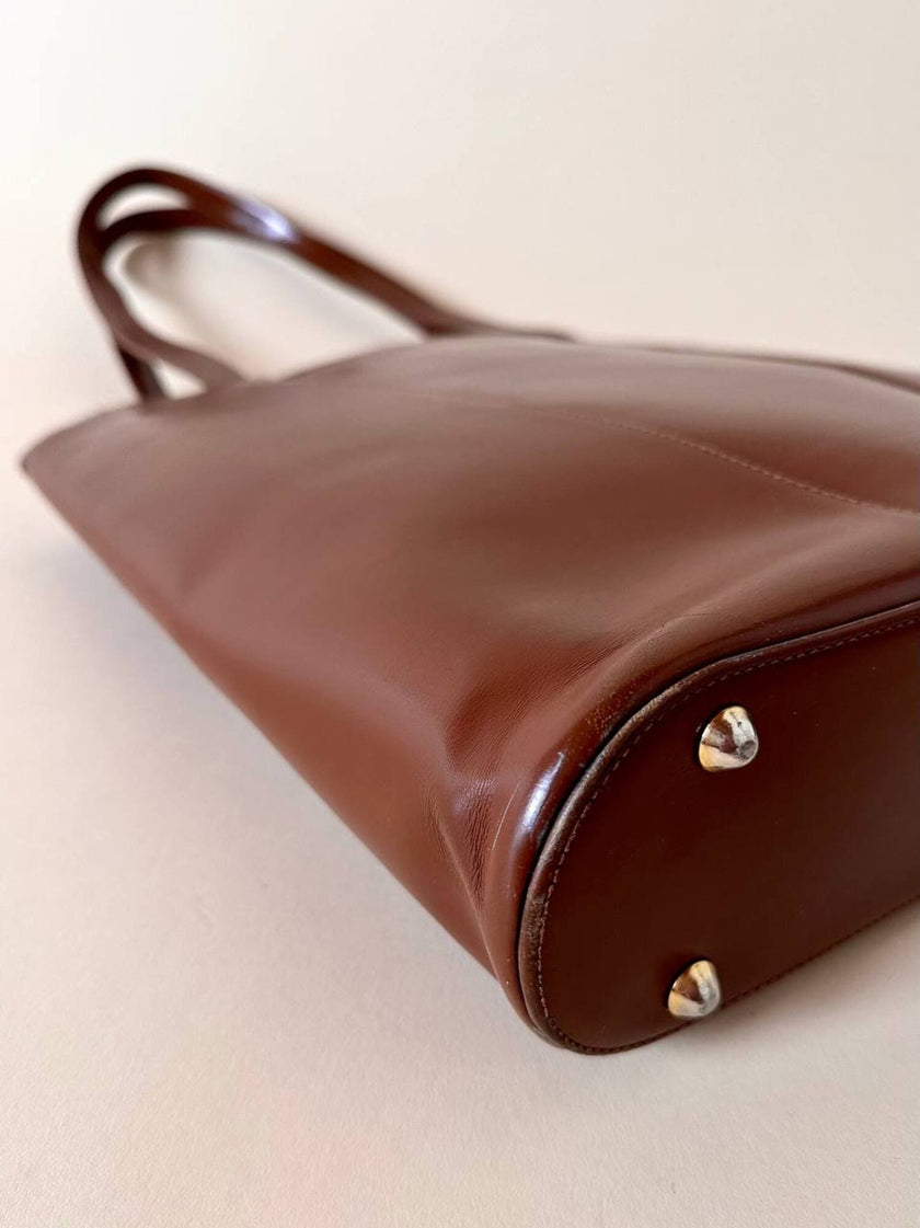 Borsa Yves Saint Laurent in pelle spazzolata color cuoio con accessorio gioiello