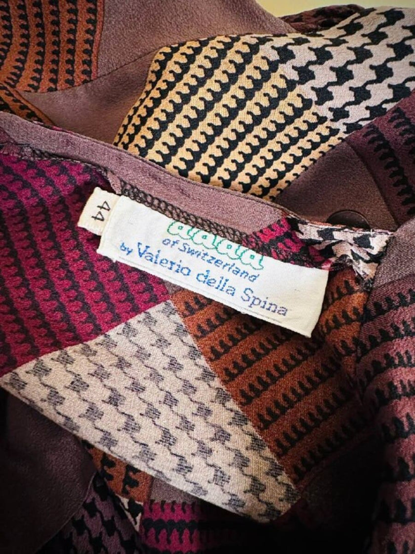Bluse mit Schleifenkragen aus gemusterter Seide mit Rauten- und Hahnentritt-Details