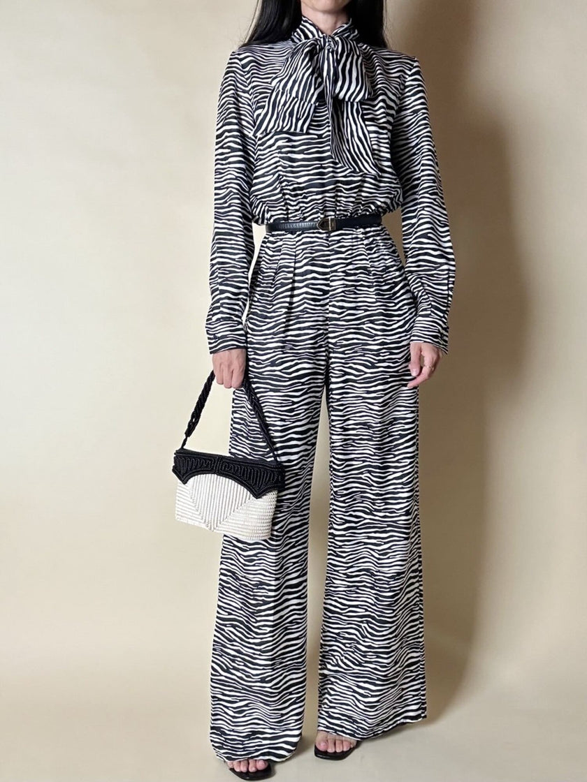Jumpsuit in seta fantasia zebrata con maxi fiocco al collo