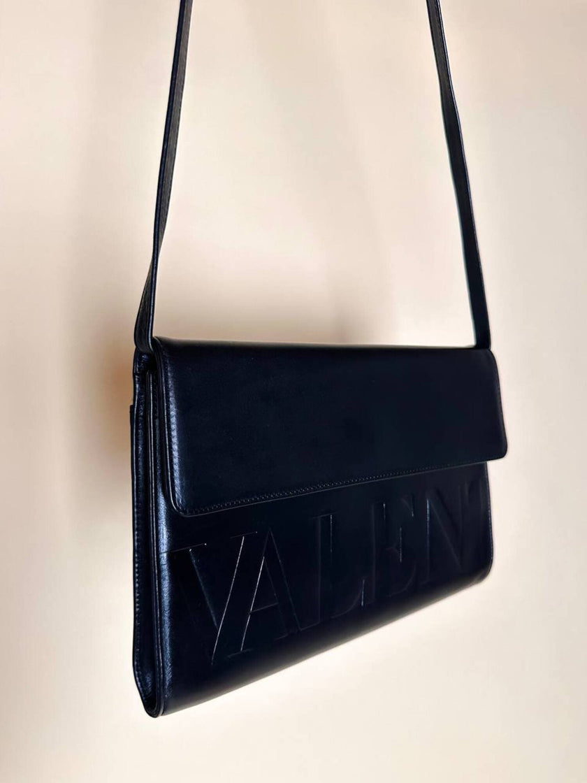 Borsa a tracolla modello a busta in pelle nera “Valentino”