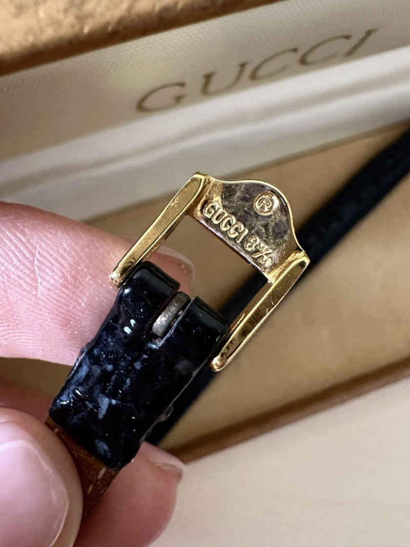 Gucci 4500 Quarzuhr mit goldenem Zifferblatt und schwarzem Lederarmband in Krokodillederoptik