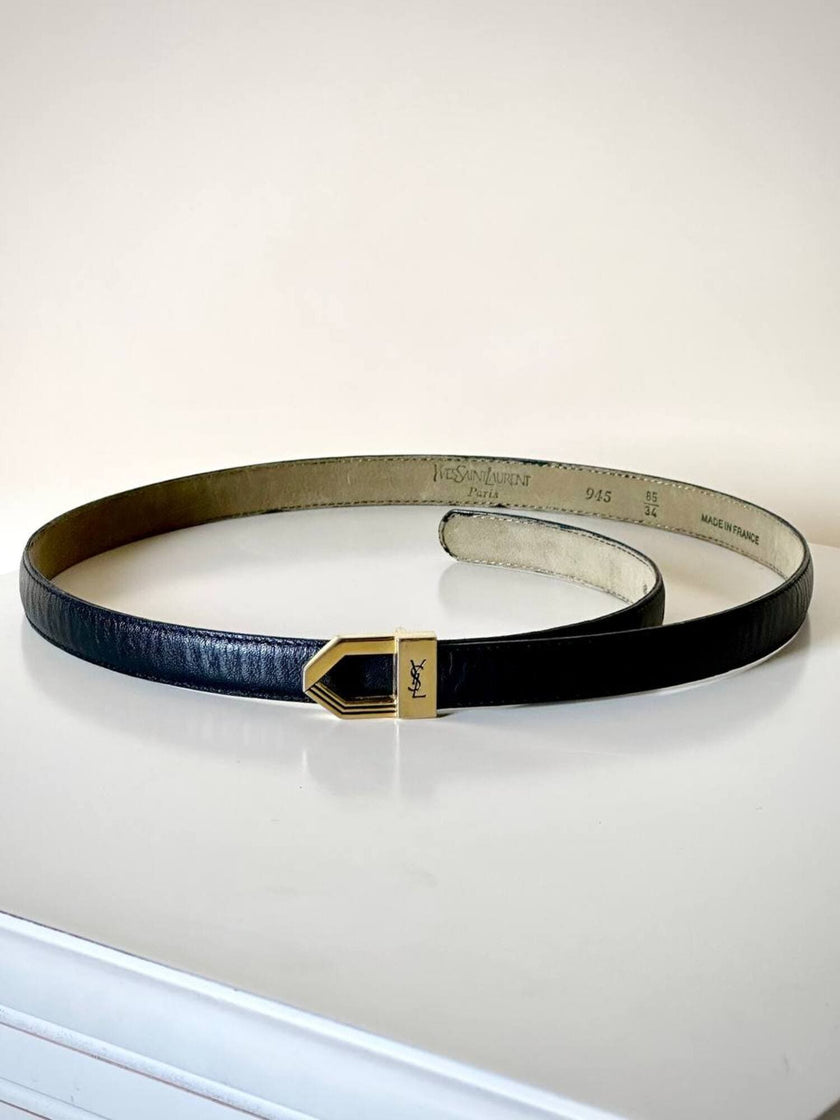 Cintura vintage Yves Saint Laurent in pelle nera con fibbia geometrica oro con logo YSL