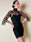 Mini abito sartoriale in tulle nero con ricami floreali