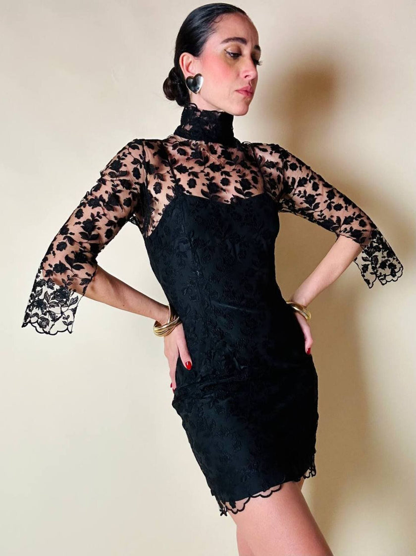 Mini abito sartoriale in tulle nero con ricami floreali