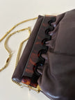 Sac en cuir couleur chocolat avec détail en résine effet écaille et bandoulière en chaîne dorée