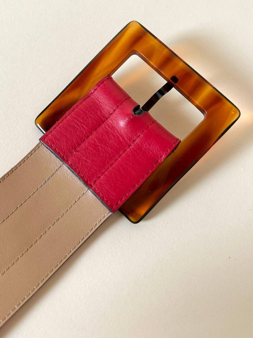 Cintura Yves Saint Laurent in pelle rossa con maxi fibbia in resina effetto tartaruga