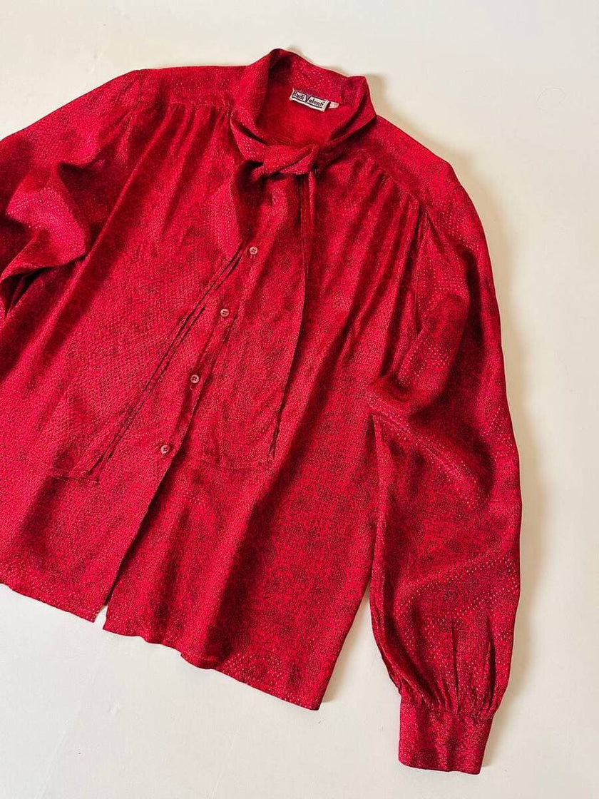 Camicia rossa con fiocco al collo “Rudi Valenti”