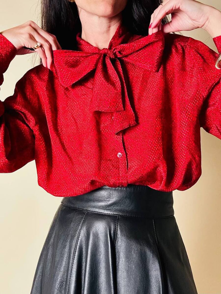 Camicia rossa con fiocco al collo “Rudi Valenti”