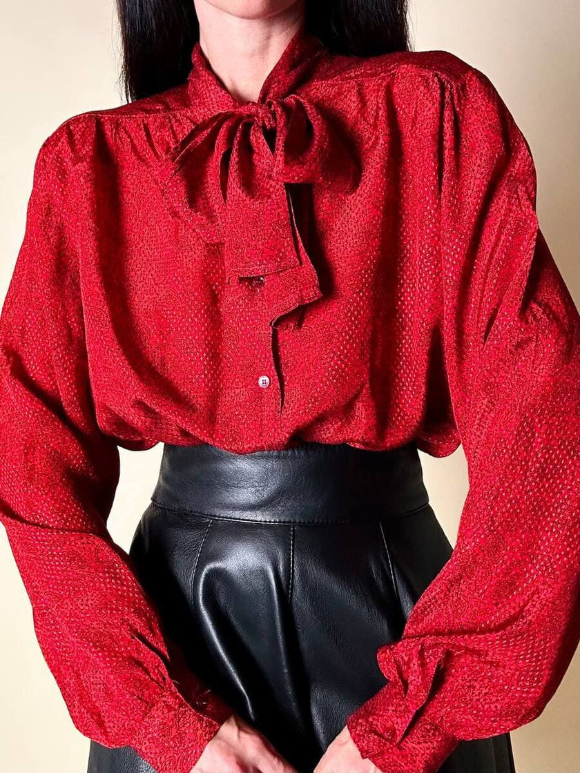 Camicia rossa con fiocco al collo “Rudi Valenti”