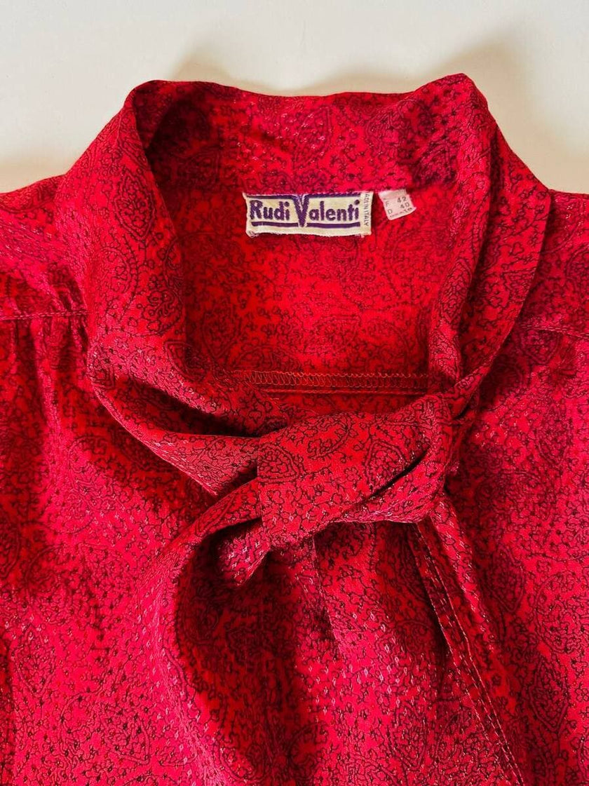 Camicia rossa con fiocco al collo “Rudi Valenti”