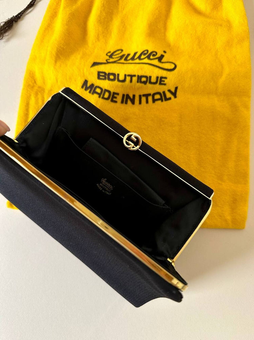 Mini pochette in tessuto nero con chiusura logata color oro “Gucci”